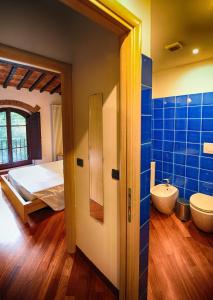 Camera con bagno, letto e servizi igienici. di Scuderie Il Magnifico a Firenze
