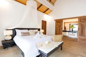 Ein Bett oder Betten in einem Zimmer der Unterkunft Lanta Palace Beach Resort & Spa - Adult Only
