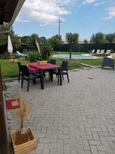 a patio with a table and chairs and a pool at Casas Zé Pinto in Hospital