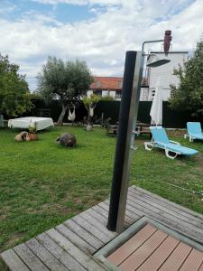 a yard with a deck with a chair and an umbrella at Casas Zé Pinto in Hospital