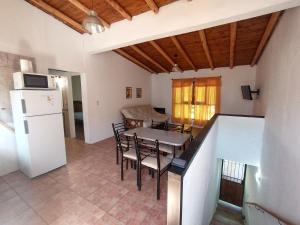 eine Küche und ein Esszimmer mit Tisch und Stühlen in der Unterkunft Depto del Centro in San Rafael