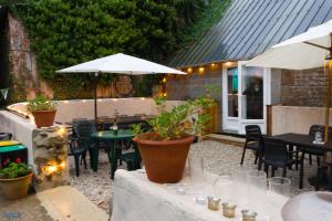 un patio con tavoli, sedie e un ombrellone di Modern 2 Twin Bed Gite can sleep up to 6 a Brécé Altre 17 foto