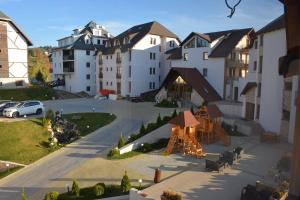 uma vista aérea de um edifício com um parque infantil em Ski & Spa K2 Milmari resort em Kopaonik