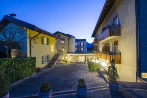 un patio vacío de una casa por la noche en Hotel Lucia, en Levico Terme