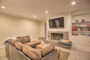 uma sala de estar com um sofá e uma lareira em Quiet Columbia Home with Fire Pit and Pool Table! em Columbia