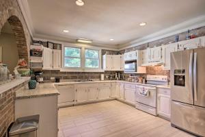uma cozinha branca com armários e electrodomésticos brancos em Quiet Columbia Home with Fire Pit and Pool Table! em Columbia