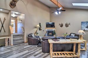 un soggiorno con mobili in pelle e un camino di Family-Friendly Home with Hot Tub 1 Mi to Dtwn a Estes Park