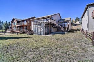 un’immagine di una casa con cortile di Family-Friendly Home with Hot Tub 1 Mi to Dtwn a Estes Park