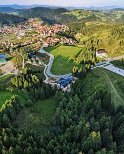 eine Luftansicht eines Dorfes in den Bergen in der Unterkunft Carpe diem Zlatar in Nova Varoš