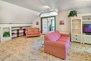 sala de estar con 2 sillas y TV en Exceptional Chehalis Retreat with Scenic Views!, en Chehalis