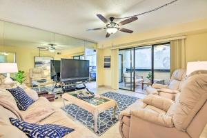TV/trung tâm giải trí tại Breezy Siesta Key Condo with Bay Views and Pool!