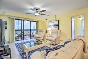 Khu vực ghế ngồi tại Breezy Siesta Key Condo with Bay Views and Pool!