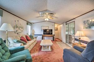 Gambar di galeri bagi Peaceful Canal-Front Retreat with Boathouse! di Leesburg