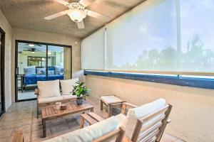 Khu vực ghế ngồi tại Breezy Siesta Key Condo with Bay Views and Pool!