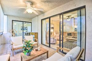 Khu vực ghế ngồi tại Breezy Siesta Key Condo with Bay Views and Pool!