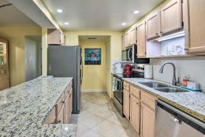 Nhà bếp/bếp nhỏ tại Breezy Siesta Key Condo with Bay Views and Pool!