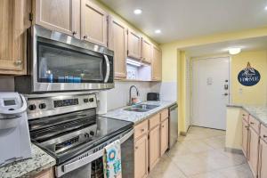 Nhà bếp/bếp nhỏ tại Breezy Siesta Key Condo with Bay Views and Pool!