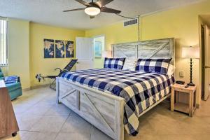 Giường trong phòng chung tại Breezy Siesta Key Condo with Bay Views and Pool!