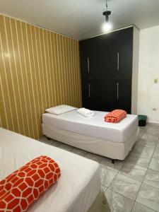 una camera con due letti di Hostel Paulista a San Paolo