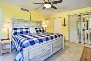 Giường trong phòng chung tại Breezy Siesta Key Condo with Bay Views and Pool!