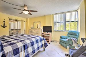 Giường trong phòng chung tại Breezy Siesta Key Condo with Bay Views and Pool!