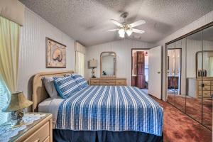 Un dormitorio con una cama y un ventilador de techo. en Peaceful Canal-Front Retreat with Boathouse!, en Leesburg
