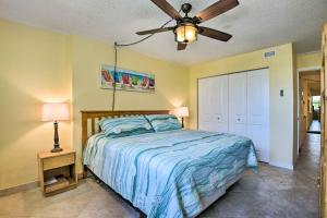 Giường trong phòng chung tại Breezy Siesta Key Condo with Bay Views and Pool!