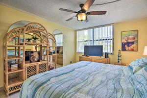 TV/trung tâm giải trí tại Breezy Siesta Key Condo with Bay Views and Pool!