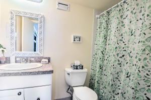 Phòng tắm tại Breezy Siesta Key Condo with Bay Views and Pool!