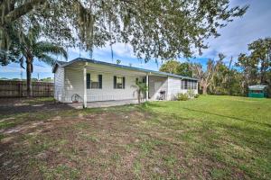 una casa blanca con una valla y un patio en Peaceful Canal-Front Retreat with Boathouse!, en Leesburg