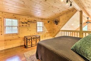 מיטה או מיטות בחדר ב-Idyllic Cabin in the Heart of Hocking Hills