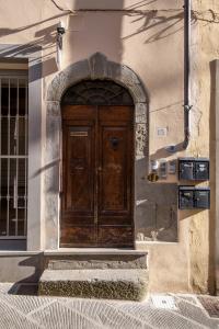 a wooden door on the side of a building at IBibiena - SUITE DI DIEGO in Bibbiena