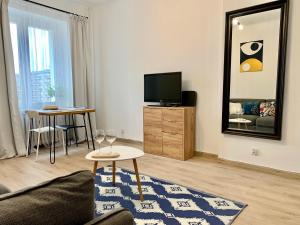 Televízia a/alebo spoločenská miestnosť v ubytovaní Cool Life Apartment