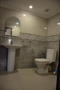 y baño con aseo y lavamanos. en Ozoud high standing appartment, en Ouzoud