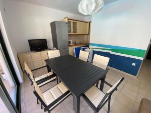 einen Esstisch und Stühle in der Küche in der Unterkunft Villa Viva in Asprouliánoi