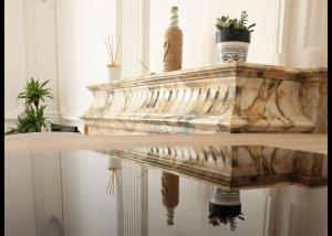 un reflejo de una mesa de piedra con plantas. en Sublime appartement, chic et confortable., en Bourg-en-Bresse