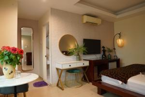 - une chambre avec un lit et un bureau avec un miroir dans l'établissement Trang An Hotel - 5 minutes Landmark 81, à Hô-Chi-Minh-Ville