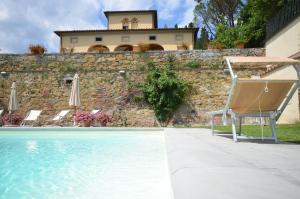una casa y una piscina con un edificio en Favolosa Villa in Toscana, en Lucignano