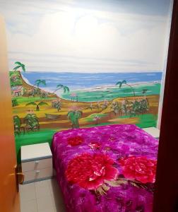 een slaapkamer met een schilderij aan de muur bij Villa Parco Morello Primo Piano in Villarosa