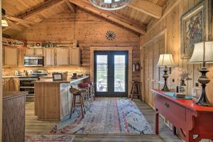 una cucina con pareti in legno e soffitto di Remote Cabin with Gas Stove Less Than 7 Mi to Town! a Glendo