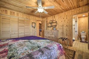 una camera con letto e ventilatore a soffitto di Remote Cabin with Gas Stove Less Than 7 Mi to Town! a Glendo