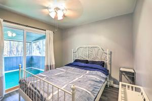 - une chambre avec un lit et une fenêtre dans l'établissement Inviting Pocono Mtn Retreat Less Than 7 Mi to Slopes!, à Albrightsville