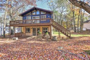 une maison bleue avec une terrasse sur une pile de feuilles dans l'établissement Inviting Pocono Mtn Retreat Less Than 7 Mi to Slopes!, à Albrightsville