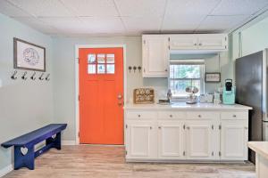 Galeriebild der Unterkunft Picturesque Duplex Unit, half Mi to the Beach! in Oak Island