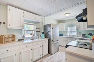 Galeriebild der Unterkunft Picturesque Duplex Unit, half Mi to the Beach! in Oak Island