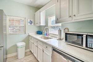 Galeriebild der Unterkunft Picturesque Duplex Unit, half Mi to the Beach! in Oak Island