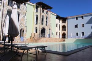 une cour avec une piscine dans un bâtiment dans l'établissement Residence Valledoria 2 int 8, à Valledoria