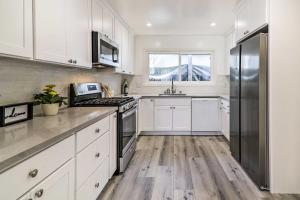 A kitchen or kitchenette at E Palo Alto Home 3 Mi to Stanford University!