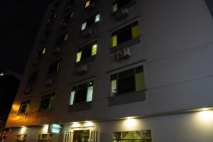um edifício alto com janelas iluminadas à noite em Trang An Hotel - 10 minutes Landmark 81 em Cidade de Ho Chi Minh