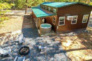 Zahrada ubytování Stylish Cabin by Beavers Bend Hot Tub and Fire Pit